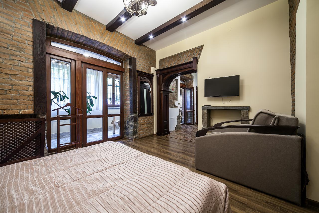 Vip Castle Apartmens Lviv Exteriör bild